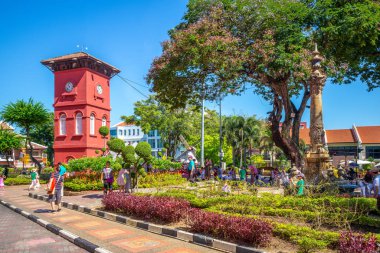 Tang Beng Swee Saat Kulesi Stadthuys dışında