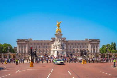 Londra, İngiltere - 29 Haziran 2018: Buckingham Sarayı ve Victoria Anıtı Londra, İngiltere, cephe