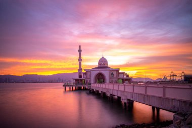 Butterworth Yüzen Camii (Mescidte Terapung) alacakaranlıkta
