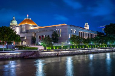 Singapur - 8 Ağustos 2018: Parlamento Binası eski Yargıtay Binası kubbe ile Singapur Nehri tarafından