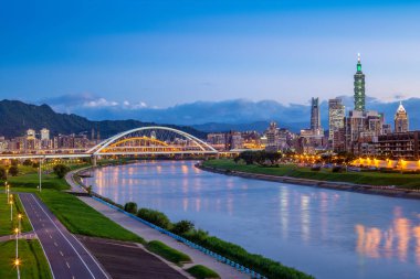 taipei City nehrin yanında gece görünümü