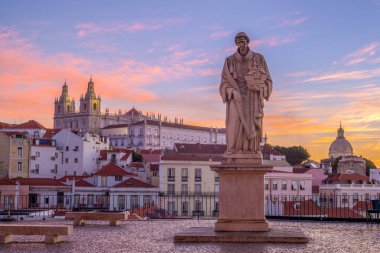 Lizbon Miradouro de Santa Luzia adlı heykeli