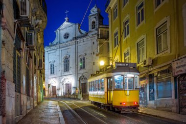 Lizbon, Portekiz gece 28 satırındaki tramvay