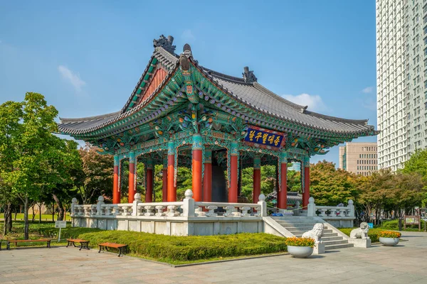 Bell Pavilion Gukchaebosang Memorial Park Translation Korean Characters Dalgubeol Grand — Stock Photo, Image