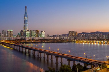 Güney Kore 'de Han Nehri yakınlarındaki Seul' ün ufuk çizgisi