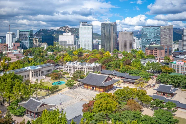 ソウルと韓国の徳寿宮のスカイライン — ストック写真
