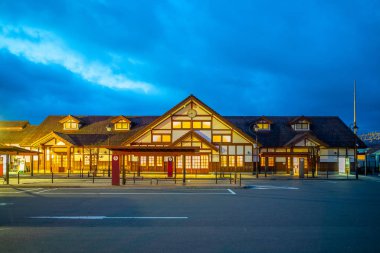 Japonya 'daki Kawaguchiko tren istasyonunun gece görüşü