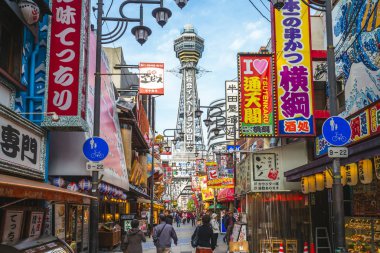 Osaka, Japonya - 21 Kasım 2018: Shinsekai ve Tsutenkaku Kulesi Osaka cadde görünümü. Shinsekai Güney Osaka kent merkezinde bir retro olduğunu