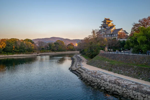 Οκαγιάμα Κάστρο Από Ποταμός Asahi Στην Ιαπωνία Κατά Σούρουπο — Φωτογραφία Αρχείου
