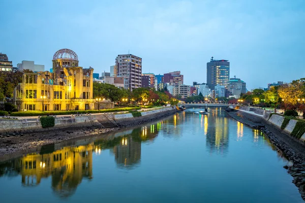 広島平和記念夜の原爆ドーム — ストック写真