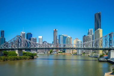 Brisbane gece Avustralya'da hikaye bridge ile
