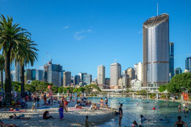 Brisbane, Avustralya - 20 Aralık 2018: Sokakları beach Avustralya sadece şehir içi, kimyevî Brisbane plajıdır
