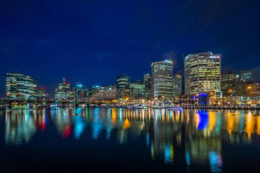 Sydney, Avustralya 'daki Darling Harbor' ın gece manzarası.