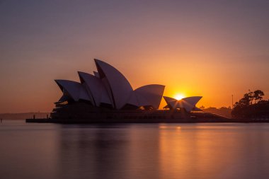 Sydney, Avustralya - 6 Ocak 2019: sydney opera binası, gündoğumu. Bu bina 20.yüzyılın en ünlü ve ayırt edici binalardan biridir.
