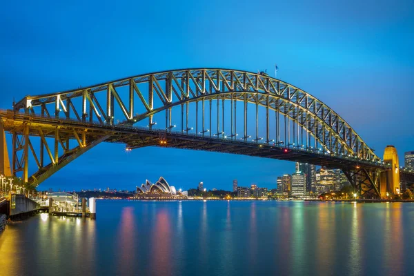悉尼与悉尼港大桥的夜景 — 图库照片