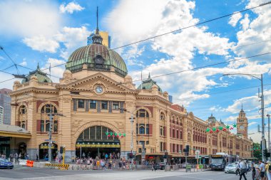 Melbourne, Avustralya - 29 Aralık 2019: Flinders Street Tren İstasyonu Melbourne, hizmet veren tüm Büyükşehir demiryolu ağı