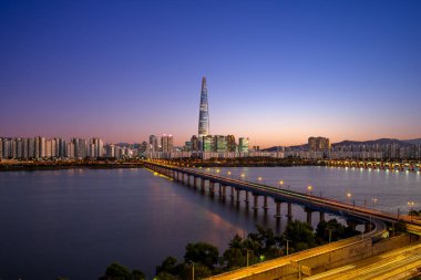 Güney Kore 'de Han Nehri yakınlarındaki Seul' ün ufuk çizgisi