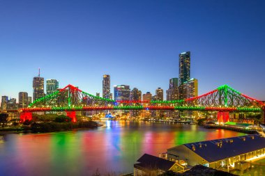 Brisbane gece Avustralya'da hikaye bridge ile