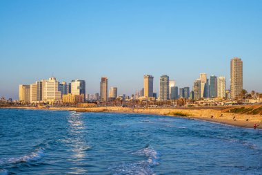 Tel Aviv, İsrail tarafından sahile alacakaranlıkta manzarası