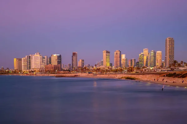 黄昏时以色列特拉维夫的天际线在海滩边 — 图库照片