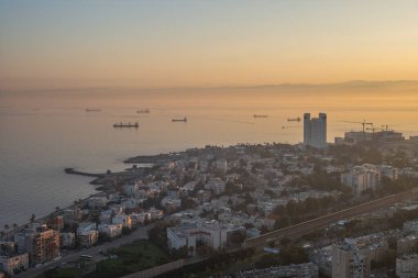 Haifa, İsrail tarafından güneşin doğuşunu Cityscape