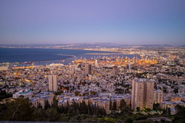 Haifa, İsrail gece Cityscape