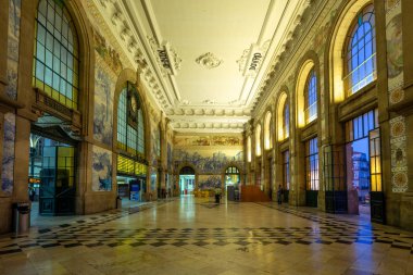 Porto, Portekiz - 26 Eylül 2018: Sao Bento Tren İstasyonu'nda Azulejo paneli ve Kiremit süslenmiş vestibüle, Porto.
