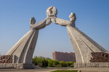Pyongyang'da Yeniden Birleşme Kemeri, Kuzey Kore. Korece karakterlerin çevirisi 