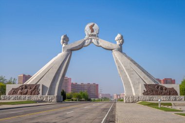 Pyongyang'da Yeniden Birleşme Kemeri, Kuzey Kore. Korece karakterlerin çevirisi 