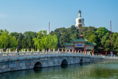 Pekin, Çin 'deki Beihai Park' ın beyaz pagoda 'sı.