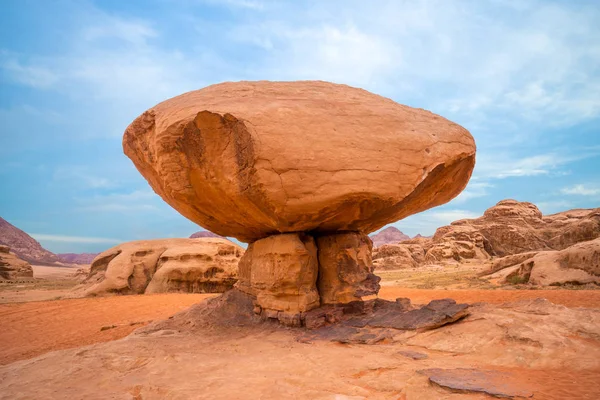 蘑菇石在 Wadi Rum — 图库照片