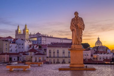 Lizbon Miradouro de Santa Luzia adlı heykeli