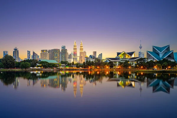 Skyline Kuala Lumpur Junto Lago Atardecer —  Fotos de Stock