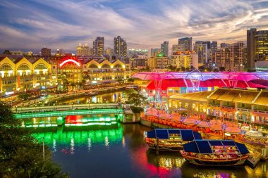 Clarke Quay Singapur hava görünümünü geceleri