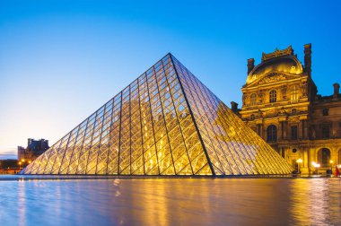 Paris, Fransa - 18 Haziran 2015: Louvre Sarayı'nın gece sahnesi ve Paris'teki piramit