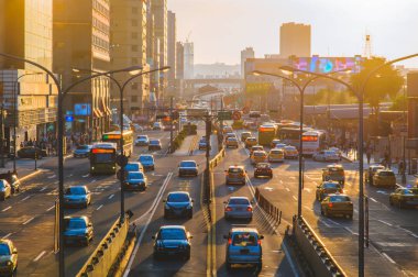 alacakaranlıkta taipei şehrinin sokak görünümü