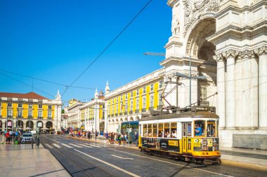 Lizbon, Portekiz - 21 Eylül 2018: Vintage tramvay taşıyıcısı ile Praca do Comercio ve Arco da Rua Augusta'da Lizbon Manzarası