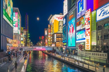 Osaka, Japonya - 21 Kasım 2018: gece görünümünü dotonbori Osaka asıl turistik destinasyonlarda Dotonboribashi Köprüsü'nden Dotonbori kanalı Nipponbashi Köprüsü