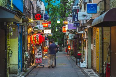 Tokyo, Japonya - 11 Haziran 2019: Shinjuku Golden Gai gece sahnesi, 200'den fazla küçük gecekondu tarzı barlar, kulüpler ve lokantalar, ve gece hayatı ile ünlü.