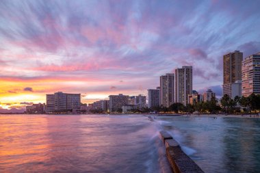 Waikiki plajındaki Honolulu silueti, Hawaii, ABD