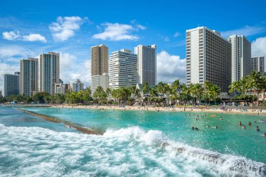 Waikiki plajındaki Honolulu silueti, Hawaii, ABD
