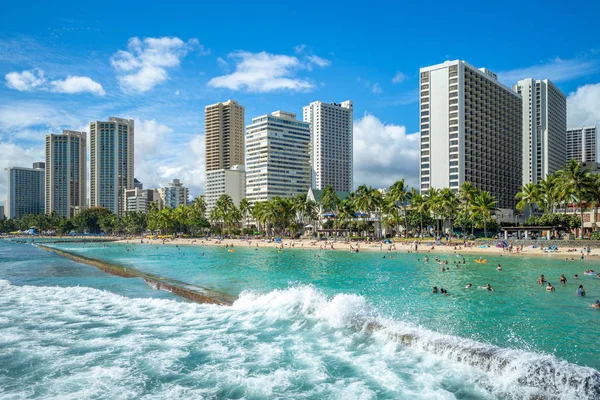 Waikiki plajındaki Honolulu silueti, Hawaii, ABD