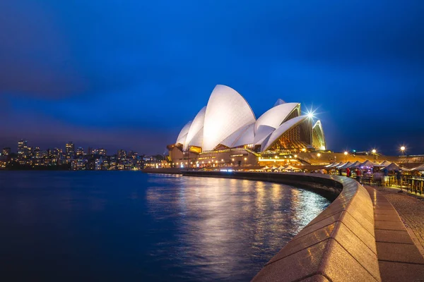 澳大利亚 2019年1月6日 悉尼歌剧院在晚上 这座建筑是世界上最容易辨认的标志性建筑之一 — 图库照片