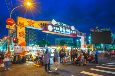Taoyuan, Tayvan - 6 Temmuz 2019: Zhongli Turizm Gecesi Marketi, Taoyuan 'ın en iyi turistik gece marketlerinden biri ve lezzetli yerel atıştırmalıklarıyla ünlüdür.