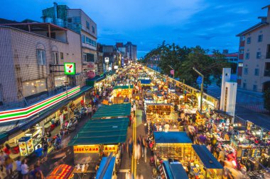 Taoyuan, Tayvan - 6 Temmuz 2019: Zhongli Turizm Gecesi Marketi, Taoyuan 'ın en iyi turistik gece marketlerinden biri ve lezzetli yerel atıştırmalıklarıyla ünlüdür.