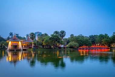 Zhongshan Parkı 'ndaki Taichung' un gece sahnesi