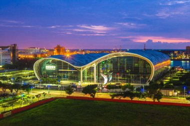 Kaohsiung, Tayvan - 28 Temmuz 2019: Avustralyalı mimar Philip Cox tarafından tasarlanan ve 14 Nisan 2014 tarihinde açılan bir kongre merkezi olan Kaohsiung Sergi Merkezi'nin gece manzarası.