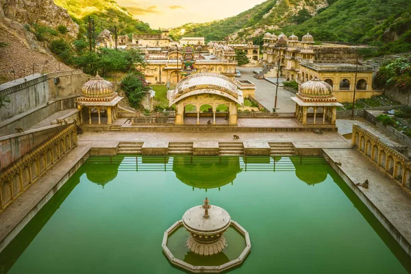 Tempio Delle Scimmie Galtaji Con Pellegrini Che Fanno Bagno Jaipur — Foto Stock