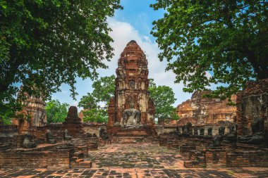 Prang ve Buda heykeli, Wat Mahathat, Ayutthaya, tayland