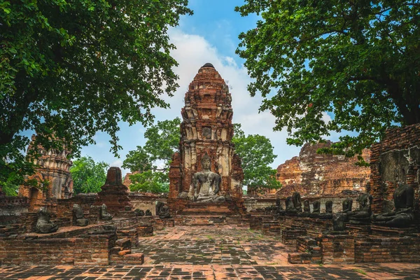 Prang Und Buddha Statue Wat Mahathat Ayutthaya Thailand — Stockfoto